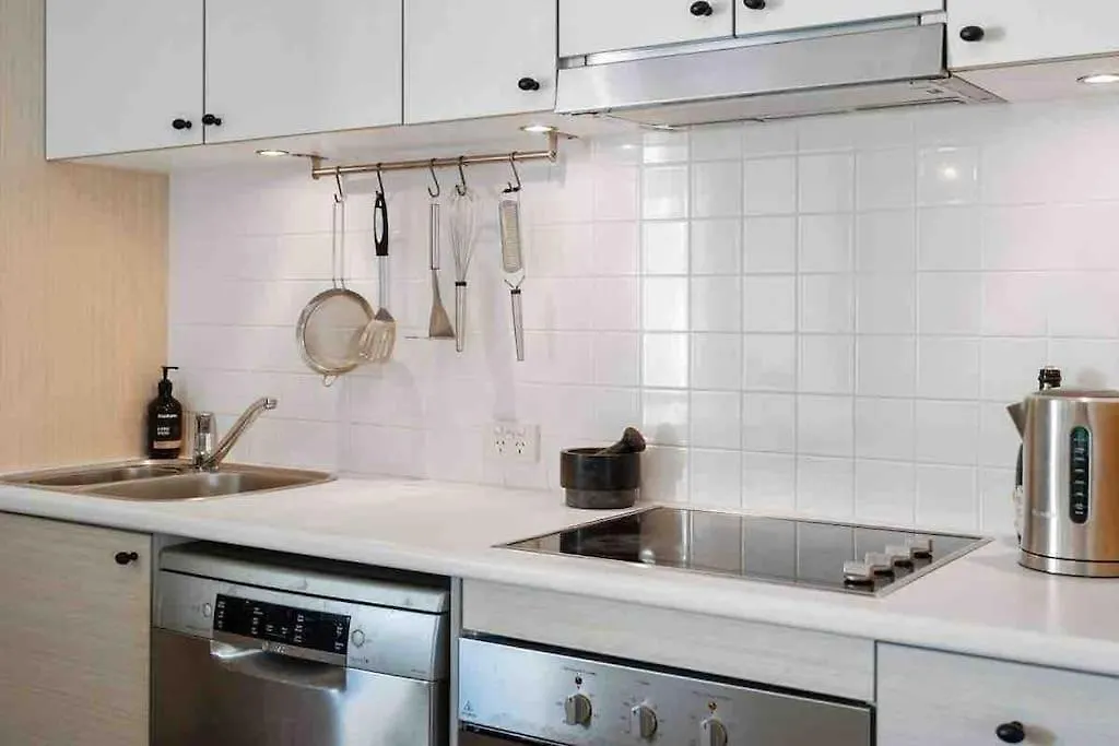 Beautiful, Modern Apartment Seconds From Beach Perth 0*,
