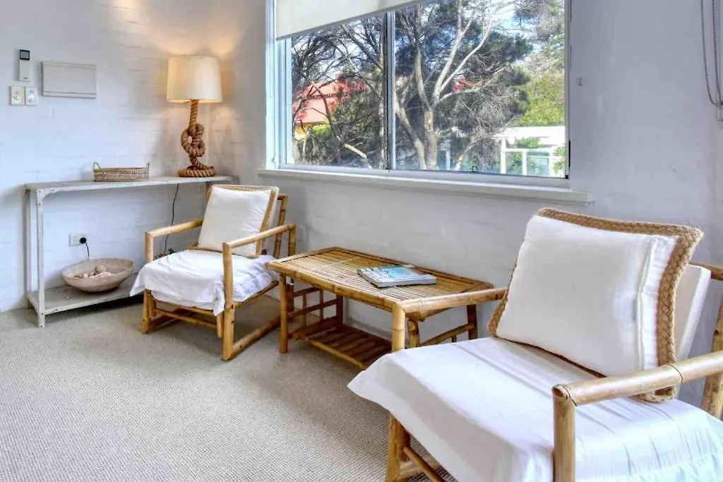 Beautiful, Modern Apartment Seconds From Beach Perth
