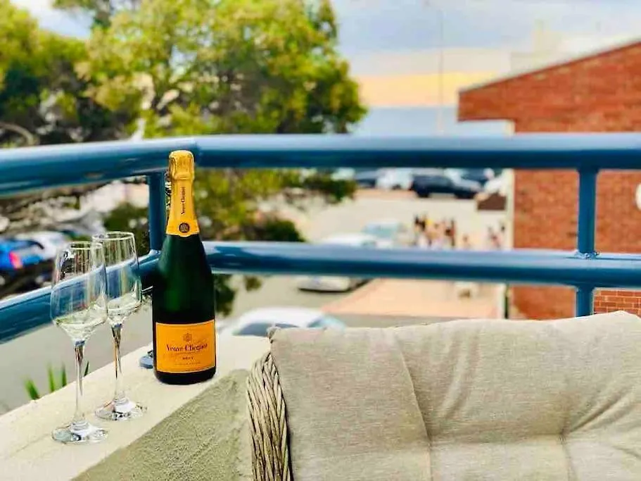 Beautiful, Modern Apartment Seconds From Beach Perth