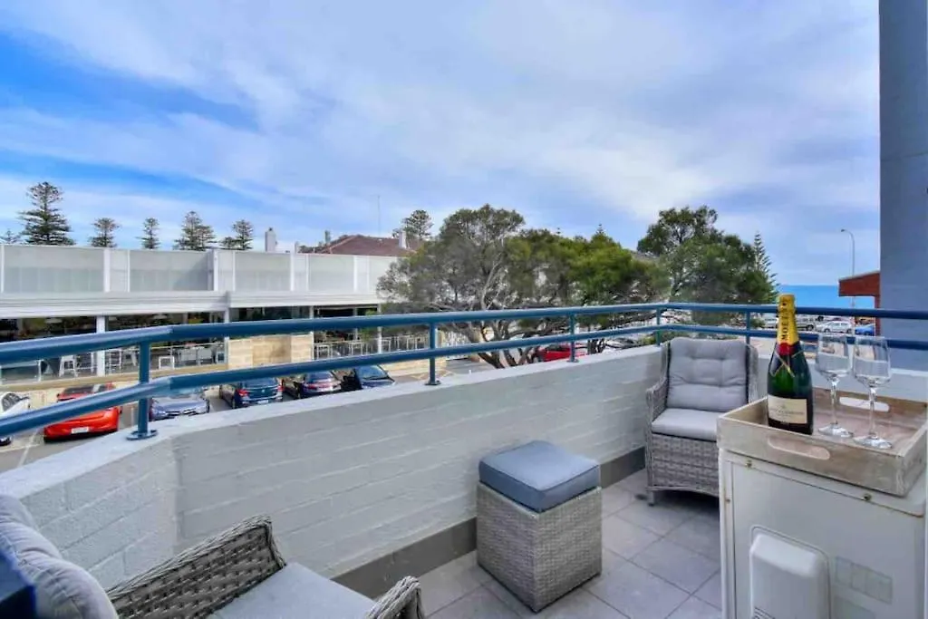 Beautiful, Modern Apartment Seconds From Beach Perth