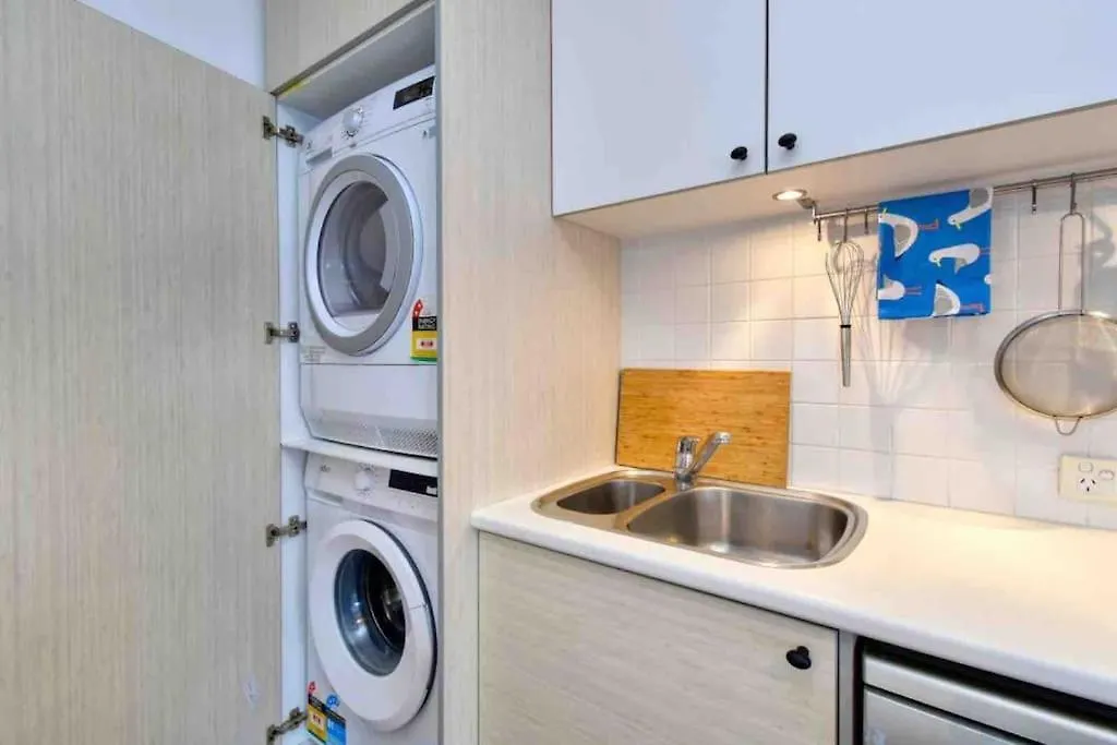 Beautiful, Modern Apartment Seconds From Beach Perth Australia